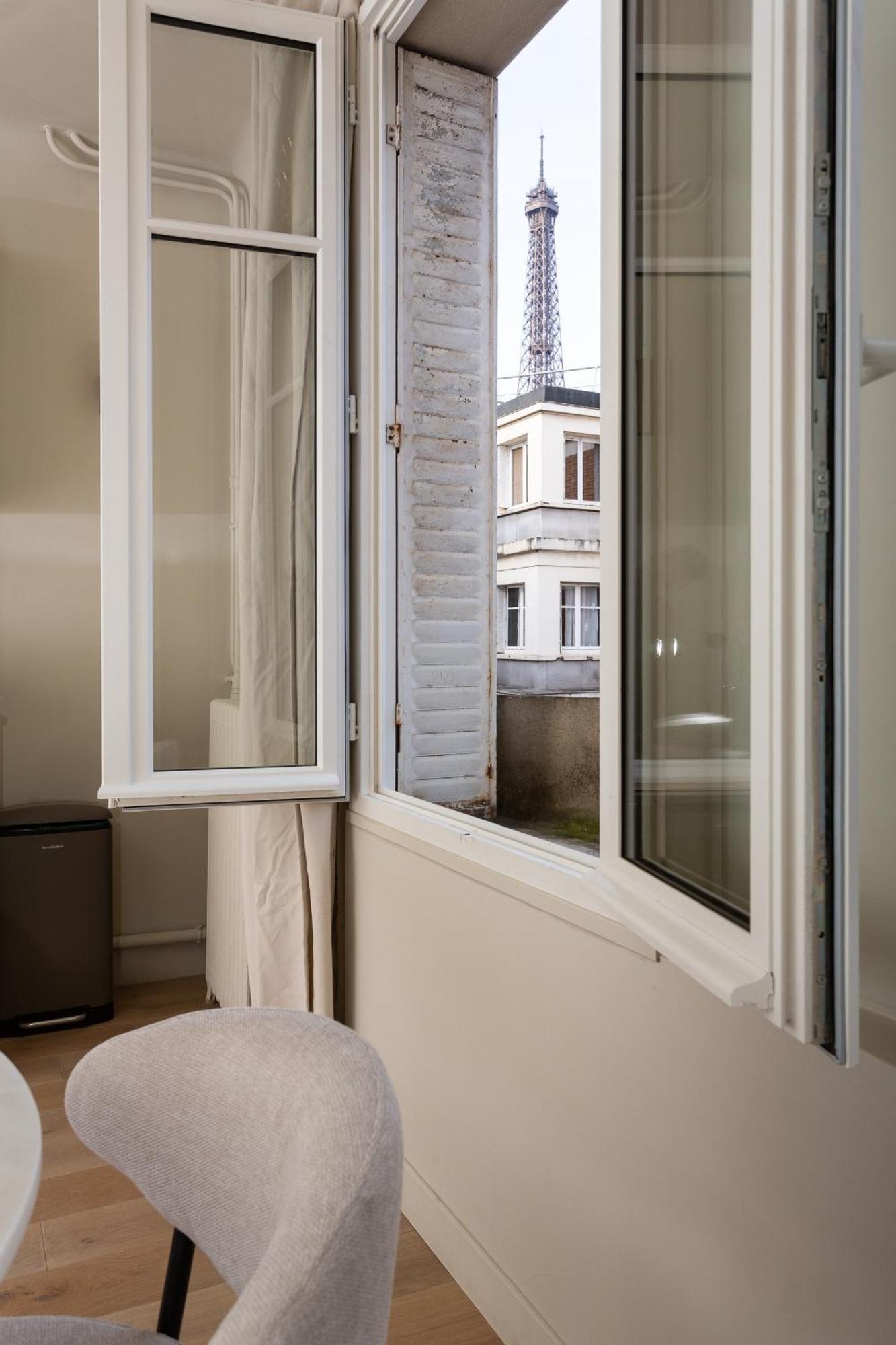 The Carla Suite Eiffel Tower View Paris Exterior photo