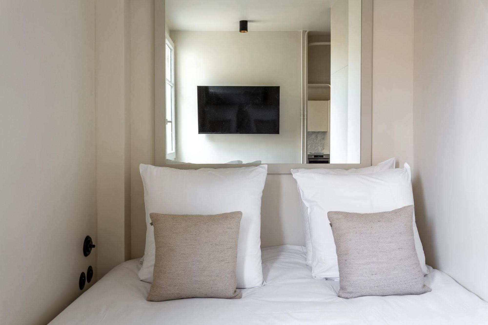 The Carla Suite Eiffel Tower View Paris Exterior photo